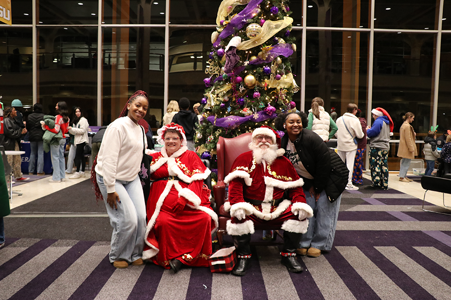 students with Santa and Mrs. Claus